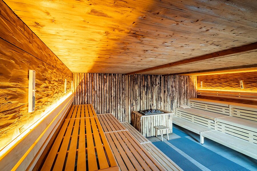 Eine Sauna von innen mit stimmungsvollem Licht