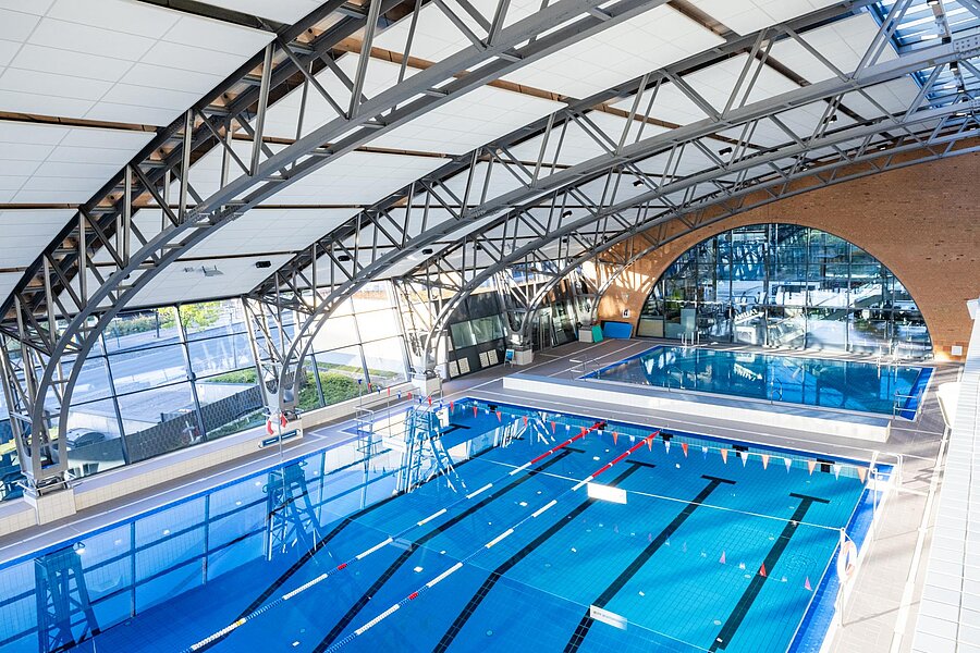 Das Sportbecken und das Lehrschwimmbecken in der Sportlandschaft Ishara.